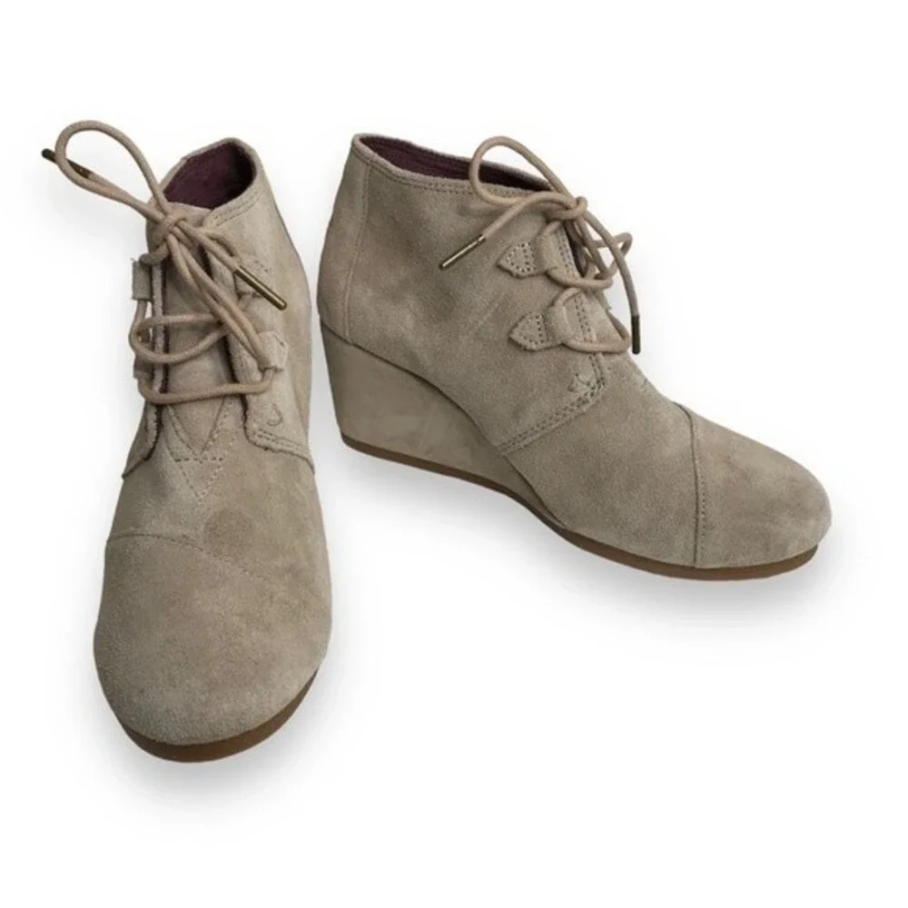 Toms Kala Faux Suede Wedge Heel Lace Up Ankle Bootie Tan Taupe Womens Size 9